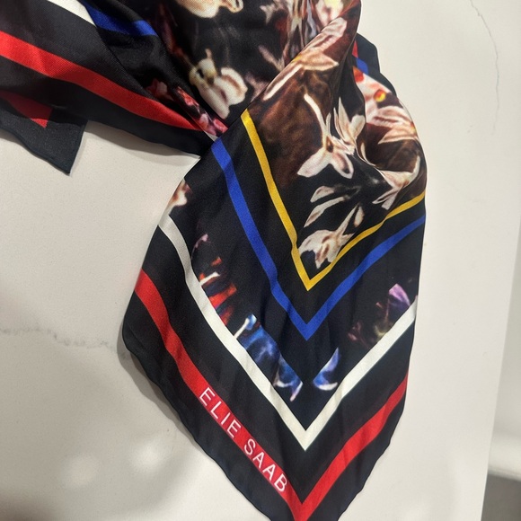 Elie Saab Elegant Floral Silk Scarf Turban - Picture 4 of 6